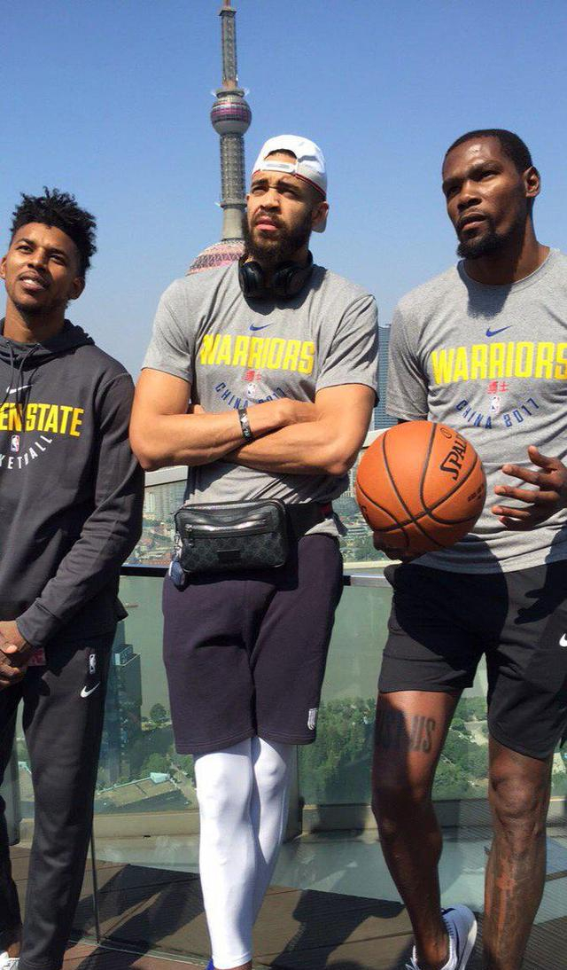 阿斯：德容已经退烧，参加了巴萨周四的训练课（阿斯报道：德容已退烧，周四随巴萨合练）