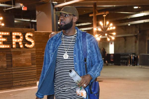 他今天像一位艺术家（他今日尽显艺术家风范）