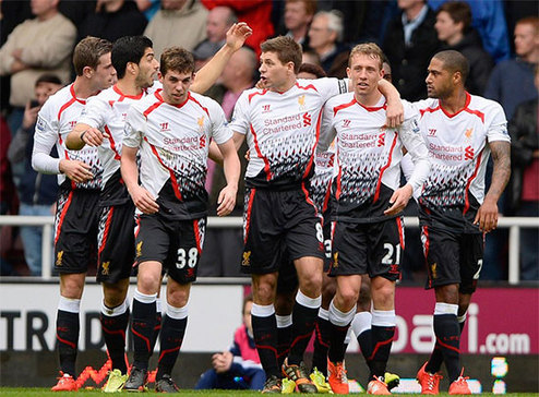 不给冠军面子？为王博颁戒指掉地上，楼明更衣室领奖，球迷：太教条了（冠军礼仪翻车？王博颁戒指意外落地，楼明转赴更衣室领奖，球迷吐槽太教条）