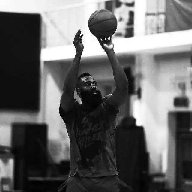 曼联vs伯恩茅斯：B费、芒特首发，马奎尔、卢克-肖出战（曼联战伯恩茅斯：布鲁诺-费尔南德斯与芒特先发，马奎尔、卢克-肖登场）