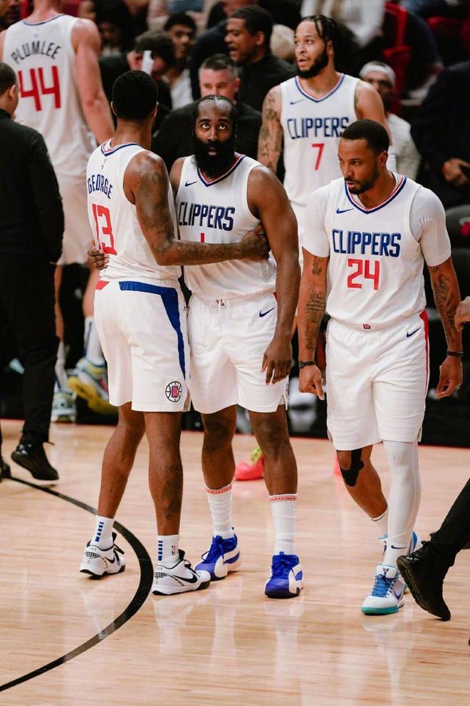 加比亚庆祝米兰团队胜利，呼吁继续前进（加比亚为米兰胜利喝彩，号召球队再接再厉）